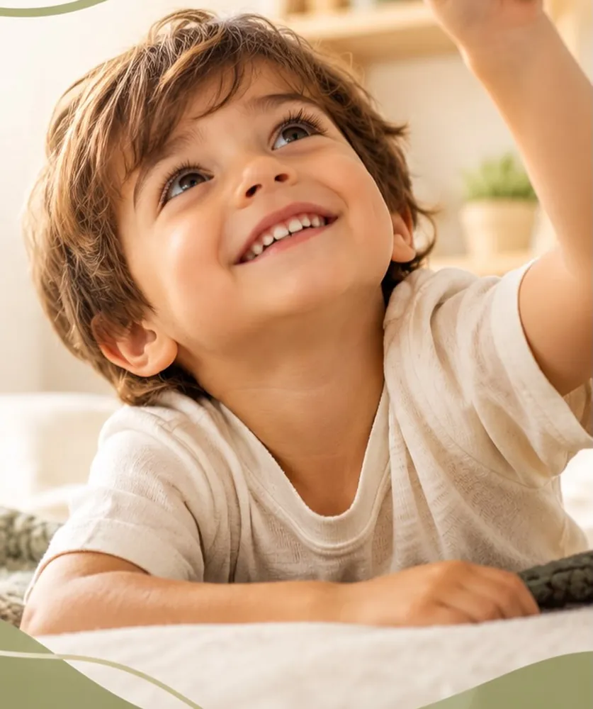 Criança sorrindo brincando com avião de madeira